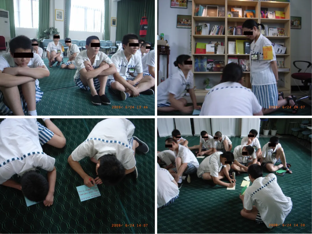 四宫格照片：身穿白色条纹夏装的少年犯们盘坐在地上，低头在小卡片上书写，脸部打码，画面显示拍摄时间为2009年6月24日。