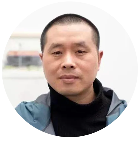 李牧的圆形头像照，短寸头，身穿黑色高领衫外搭蓝灰色夹克，神情平静。