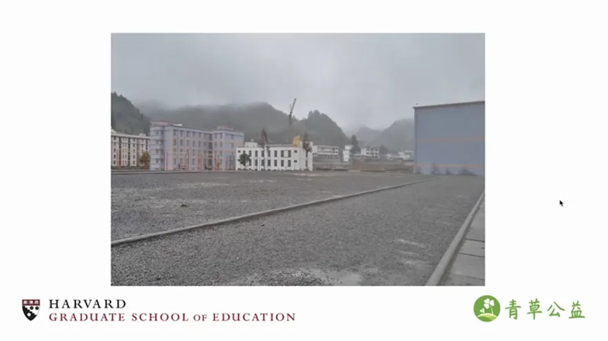 云南山区一所乡镇学校,教学楼周围是未硬化的碎石地面,远处群山笼罩在雾气中。
