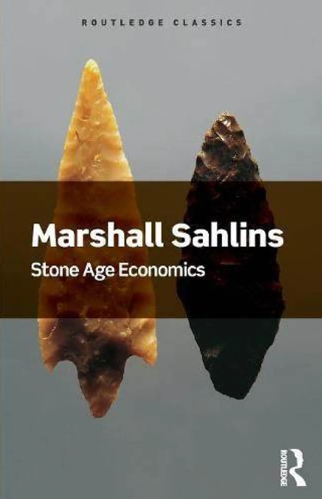 书封面，白色印着书名《Stone Age Economics》与作者“Marshall Sahlins”，背景是两枚交叉排列的米黄与深褐色石制箭镞。