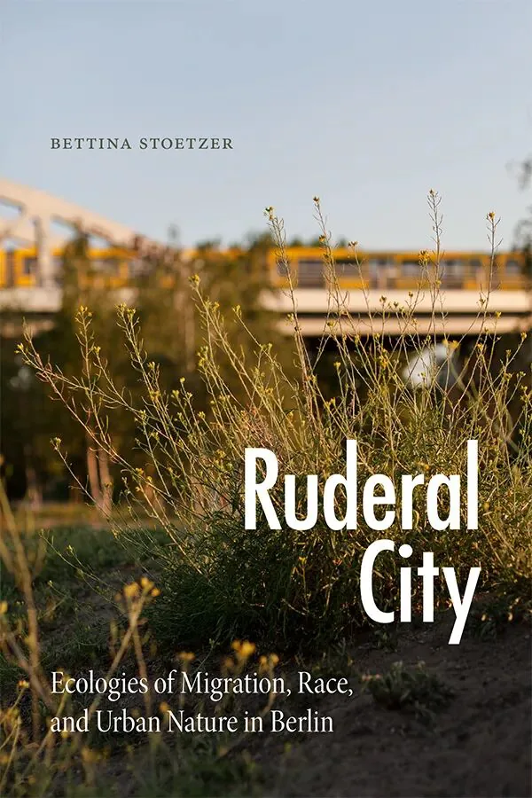 封面《Ruderal City》，作者 Bettina Stoetzer；照片是野草丛生的空地，背景为高架轻轨桥，夕阳暖光。