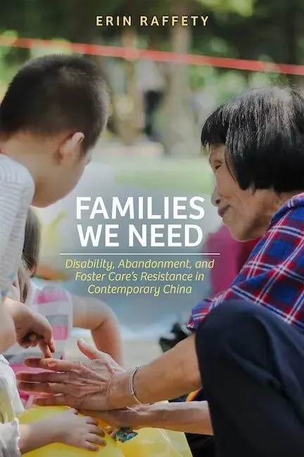 封面《Families We Need》，作者 Erin Raffety；照片中一位老年妇女与几名儿童在户外互动，手部相触。