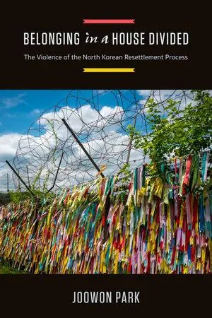封面《Belonging in a House Divided》，作者 Joowon Park；画面是缠绕彩色布条的铁丝网，天空蓝色。