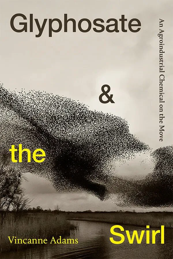 书影：《Glyphosate & the Swirl: An Agroindustrial Chemical on the Move》，作者温康妮·亚当斯（Vincanne Adams），封面是黄昏湿地上空成群椋鸟盘旋形成的漩涡状鸟群。