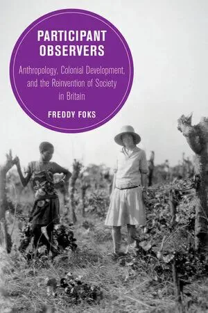 书影：《Participant Observers: Anthropology, Colonial Development, and the Reinvention of Society in Britain》，作者弗雷迪·福克斯（Freddy Foks），封面是一张黑白老照片，两人站在葡萄藤架旁劳作。