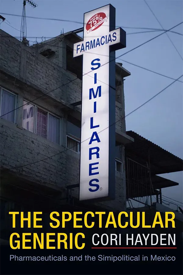 书影：《The Spectacular Generic: Pharmaceuticals and the Simipolitical in Mexico》，作者科丽·海登（Cori Hayden），封面是墨西哥“Farmacias Similares（同类药局）”连锁药店高耸的招牌立在楼顶。