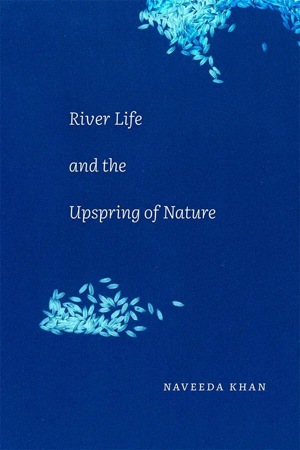 书影：《River Life and the Upspring of Nature》，作者纳维达·可汗（Naveeda Khan），封面是深蓝底色上散落的浅蓝色叶片状图案。