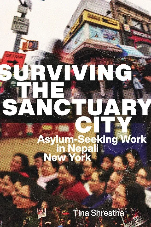 《纽约求生》（Surviving the Sanctuary City）封面，上部是街角商铺与交通标志的模糊照片，下部是一群坐着的女性听众照片。作者蒂娜·施雷斯塔。
