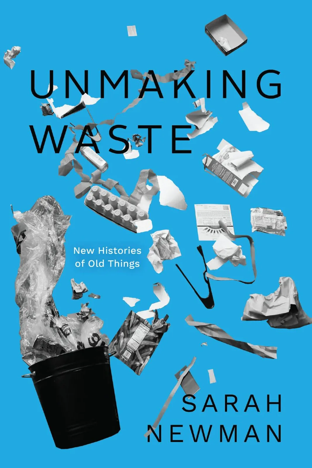 《解构“废物”》（Unmaking Waste）封面，天蓝色底上黑色垃圾桶倾倒出碎纸、塑料袋等杂物，书名以黑色大写字体呈现。作者萨拉·纽曼。