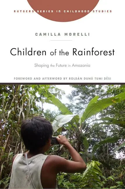 《雨林之子》（Children of the Rainforest）封面，下方照片是一名儿童背对镜头，举起手中的物件对着雨林中的阔叶植物拍摄。作者卡米拉·莫雷利。