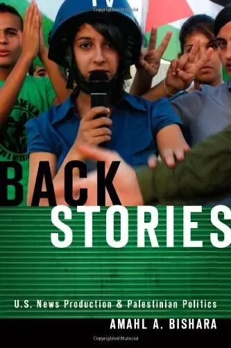 书封《Back Stories: U.S. News Production and Palestinian Politics》，作者 Amahl A. Bishara，封面照片是一位举对讲机、戴头盔的女性，身后人群做出胜利手势