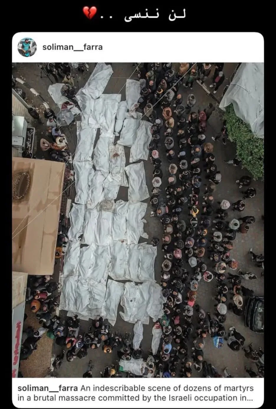 Instagram截图，博主soliman__farra发布加沙葬礼航拍照片：街道上并排摆放数十具白色裹尸布覆盖的遗体，两侧站满悼念人群，配文写着“我们不会忘记”，谴责以色列制造的惨案。