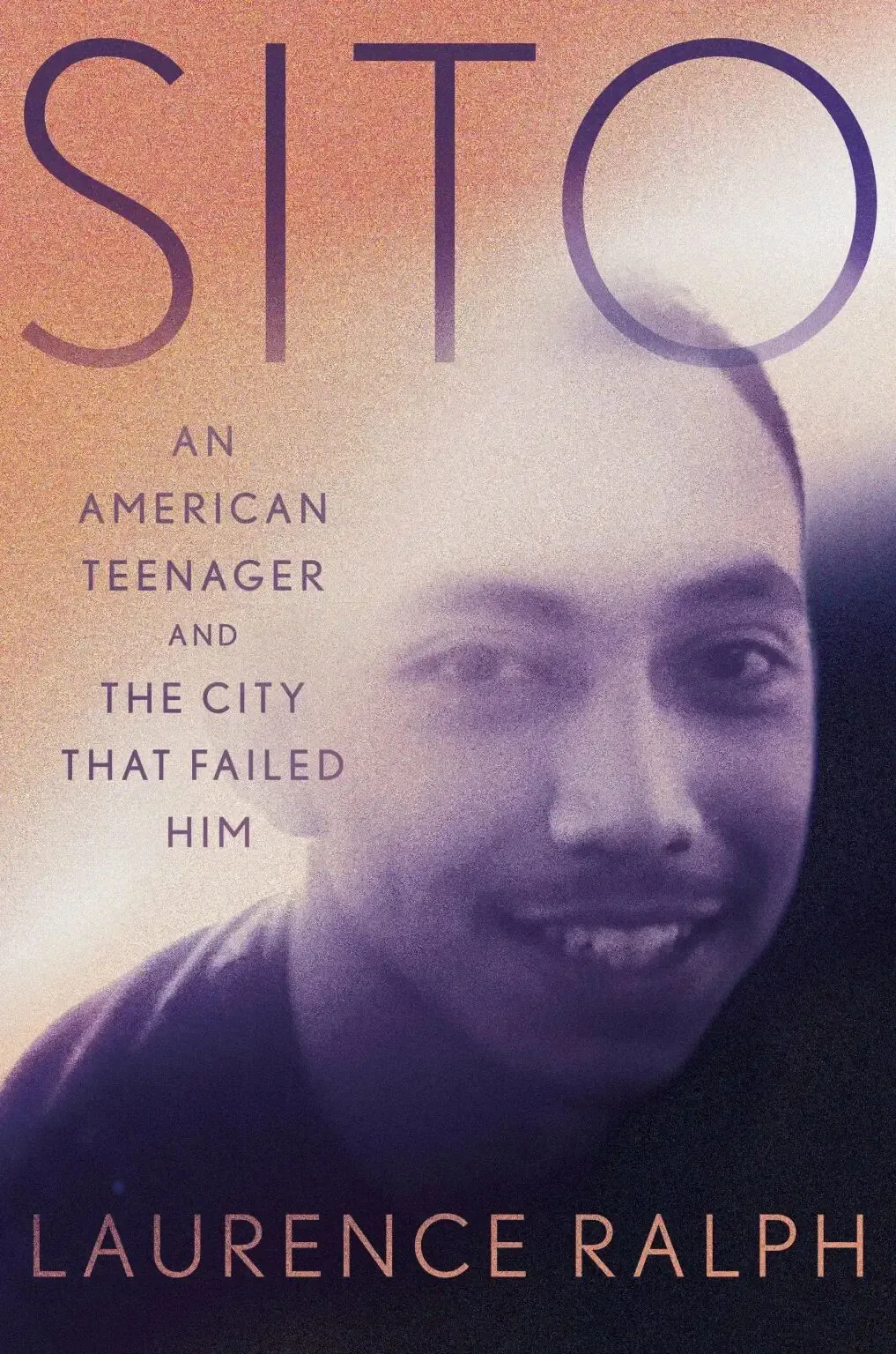 书封《Sito: An American Teenager and the City That Failed Him》，作者 Laurence Ralph；一位微笑的年轻男性肖像照，色调偏暖紫与橙色、带颗粒质感。