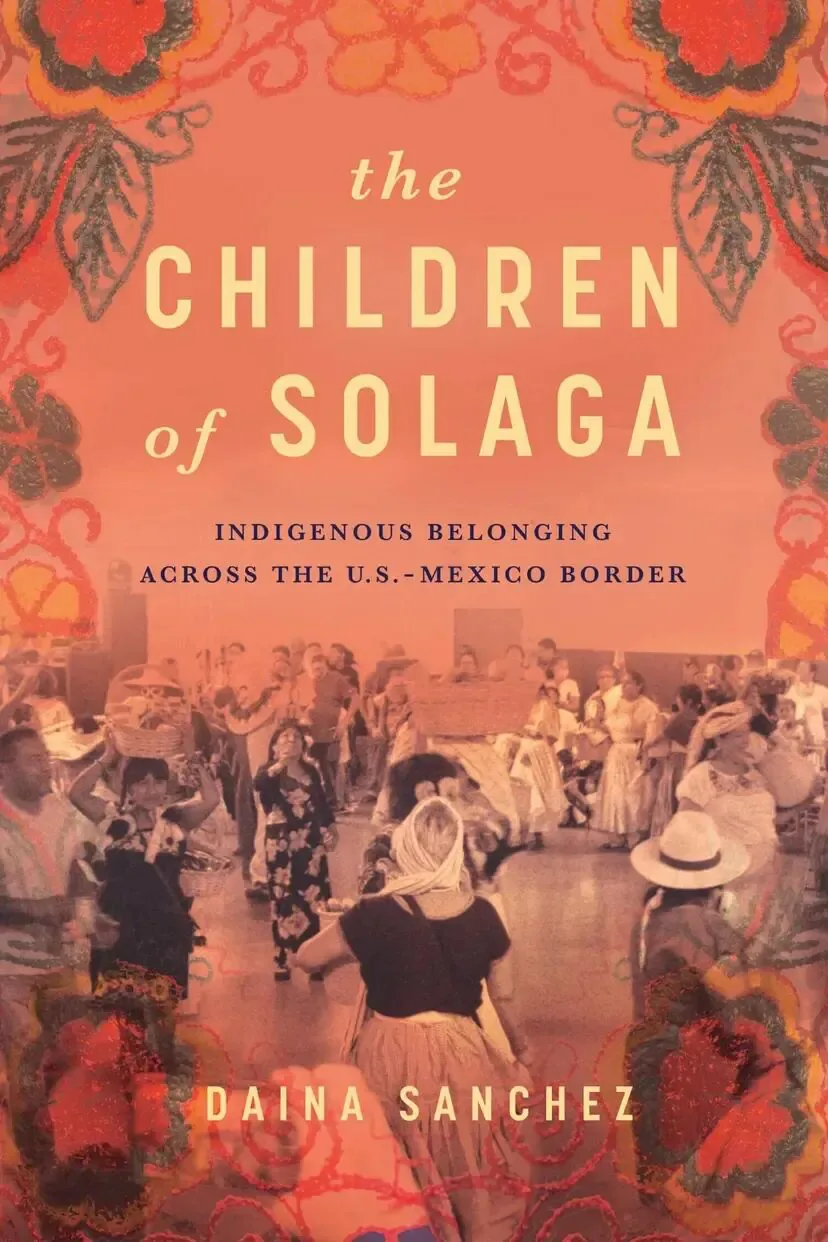 书封《The Children of Solaga: Indigenous Belonging across the U.S.-Mexico Border》，作者 Daina Sanchez；边框饰以红橙色花卉图案，中间是一张暖色调的照片，多位穿传统服饰的男女在户外聚会跳舞。