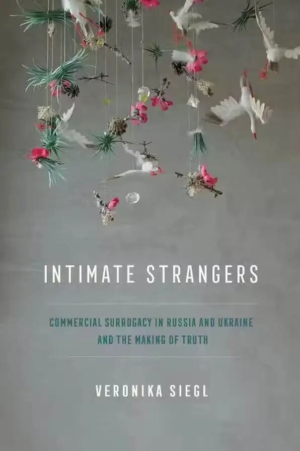 书封《Intimate Strangers: Commercial Surrogacy in Russia and Ukraine and the Making of Truth》，作者 Veronika Siegl；灰色背景上悬挂着白色羽毛、粉红花朵与松枝编成的吊饰。