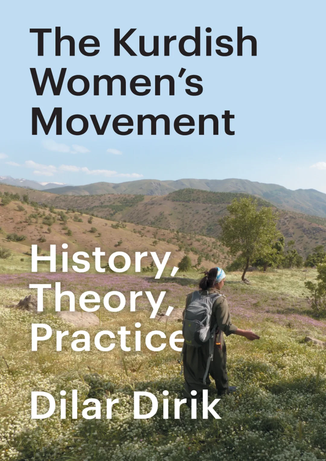 封面:《The Kurdish Women's Movement: History, Theory, Practice》,Dilar Dirik 著;背景照片为一名身着迷彩服、背包的女性走在开满野花的山间草地。