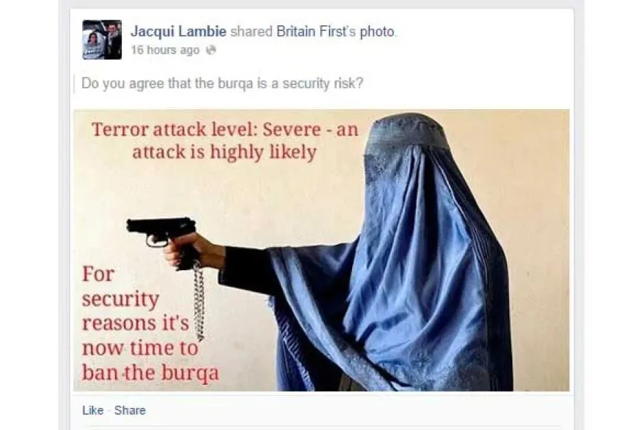 脸书截图:Jacqui Lambie转发了一张持枪罩袍女性的照片并配文'Do you agree that the burqa is a security risk?',图片上叠加红色文字写着'Terror attack level: Severe - an attack is highly likely'和'For security reasons it's now time to ban the burqa'。