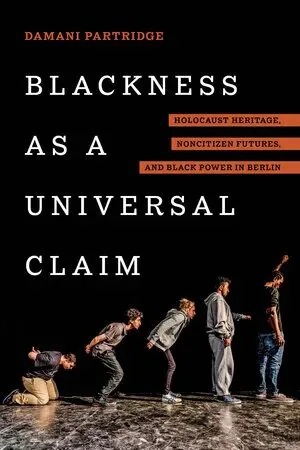 封面《Blackness as a Universal Claim》，作者 Damani Partridge；黑色背景前五名年轻人在剧场舞台上弯腰列队，最右一人举拳。