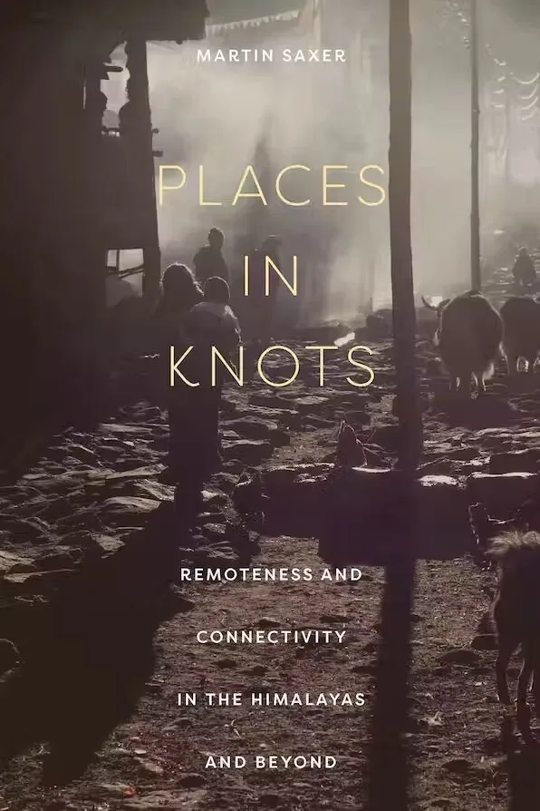 书影：《Places in Knots: Remoteness and Connectivity in the Himalayas and Beyond》，作者马丁·赛克瑟（Martin Saxer），封面是烟雾弥漫的集市剪影，人与牲畜的身影穿行其间。