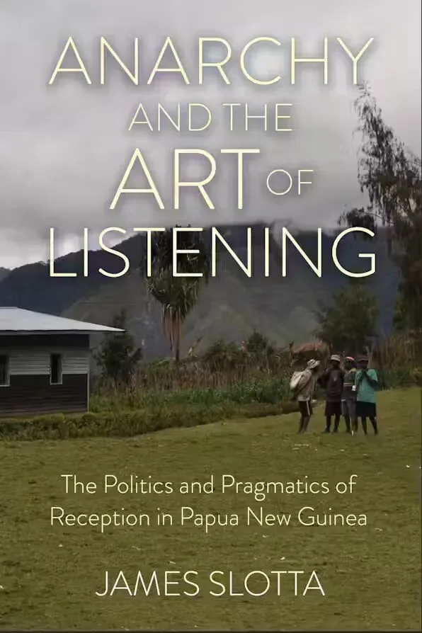 《无政府与倾听的艺术》（Anarchy and the Art of Listening）封面，阴天下的山谷草地，几人并肩站立，远处是铁皮顶房屋与群山。作者詹姆斯·斯洛塔。