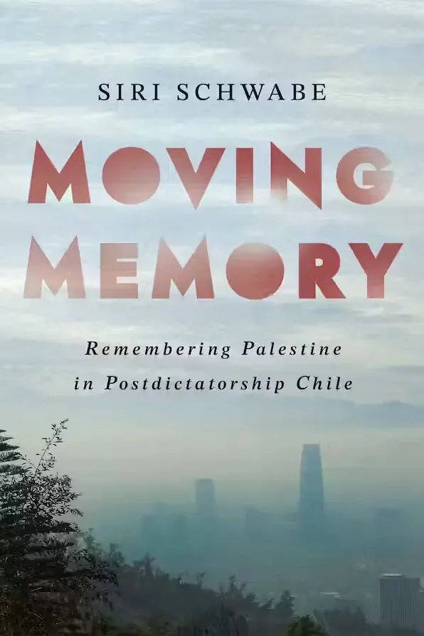 《移动的记忆》（Moving Memory）封面，雾霭笼罩的城市天际线，近景为山坡上的树影剪影。作者斯丽·施瓦贝。