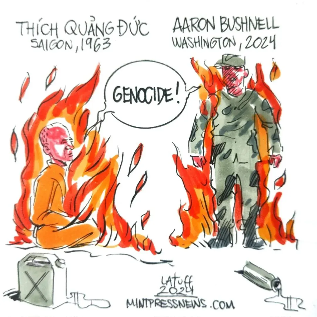 漫画对比两起自焚:左侧标注「Thích Quảng Đức,Saigon 1963」,僧人释广德坐在火中;右侧标注「Aaron Bushnell,Washington 2024」,身着军装的布什内尔站立火中,两者中间的对话气泡写着「GENOCIDE!」,底部署名 Latuff 2024,MintPressNews.com。