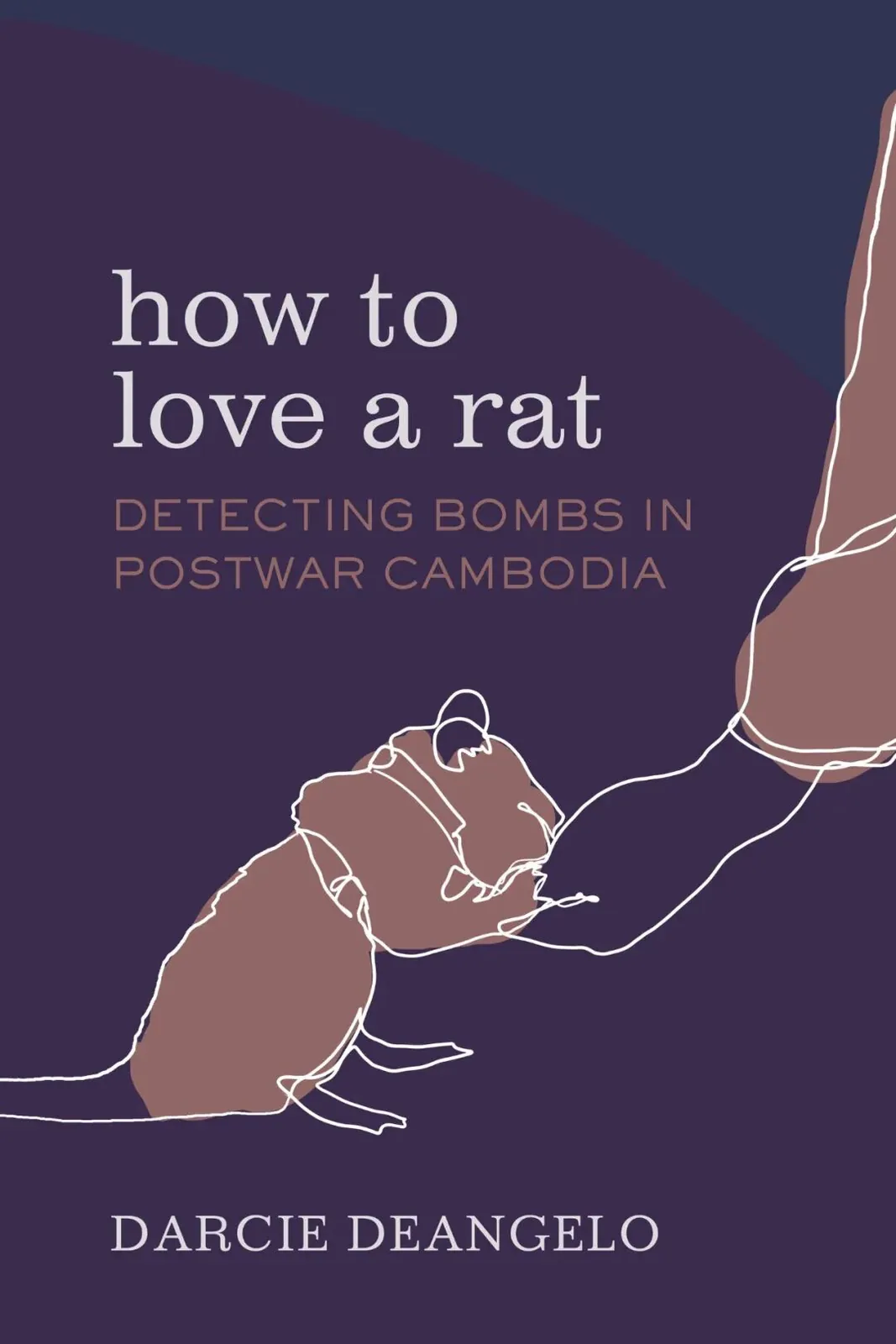 书封《How to Love a Rat: Detecting Bombs in Postwar Cambodia》,作者 Darcie DeAngelo;深紫色背景上的线描插画,一只老鼠与一只伸出的手相互触碰。