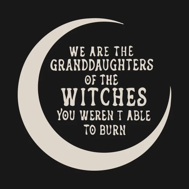 黑底海报，一弯米白色新月内叠印英文原文“WE ARE THE GRANDDAUGHTERS OF THE WITCHES YOU WEREN'T ABLE TO BURN”。