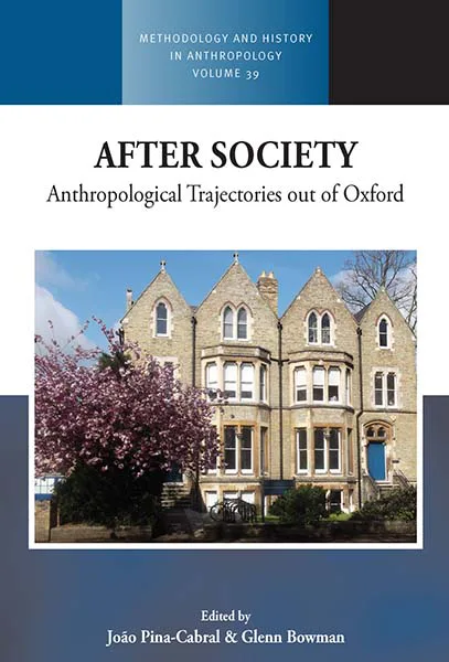书封《After Society: Anthropological Trajectories out of Oxford》，编者约翰·皮纳-卡布拉、格伦·鲍曼；封面主体是牛津一排砖石联排住宅的照片，门前一株粉色花树，上方标有丛书名 Methodology and History in Anthropology 第39卷。