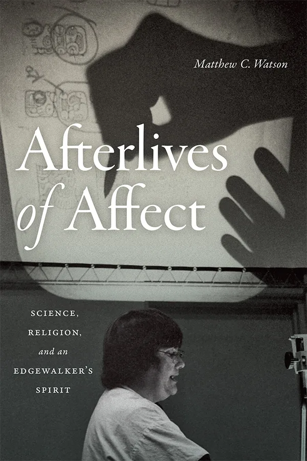 书封《Afterlives of Affect: Science, Religion, and an Edgewalker's Spirit》，作者Matthew C. Watson；黑白照片，一位女性侧身讲话，背后投影幕布上映出玛雅文字图案与一只指点的手影。