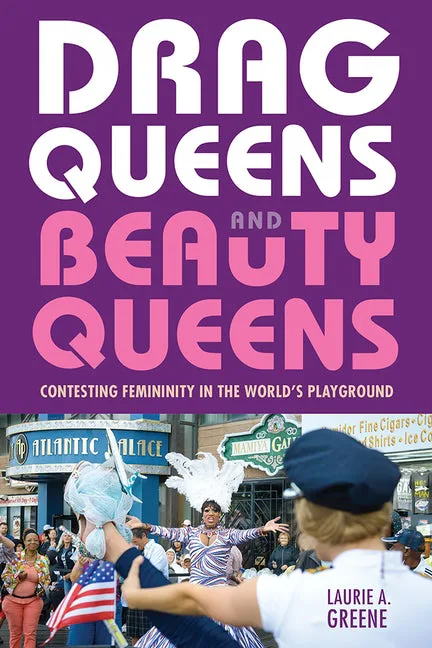 书封，紫底书名'Drag Queens and Beauty Queens: Contesting Femininity in the World's Playground'，作者Laurie A. Greene；下方照片为一位穿羽饰华服的变装皇后在美国大西洋城街头巡游，周围有围观人群与商铺招牌。