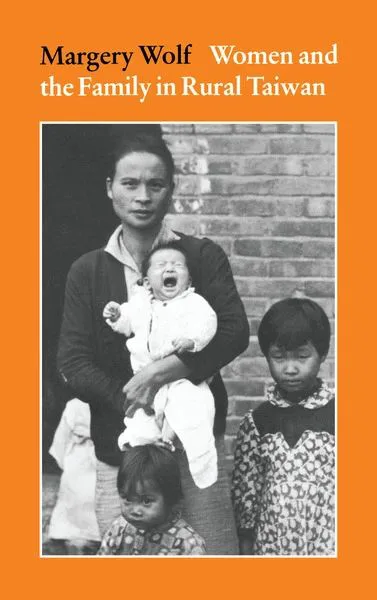 橙色书封,黑白照片中一位妇女怀抱啼哭的婴儿,两个年幼的孩子站在她身旁,背景为砖墙,书名为《Margery Wolf: Women and the Family in Rural Taiwan》。