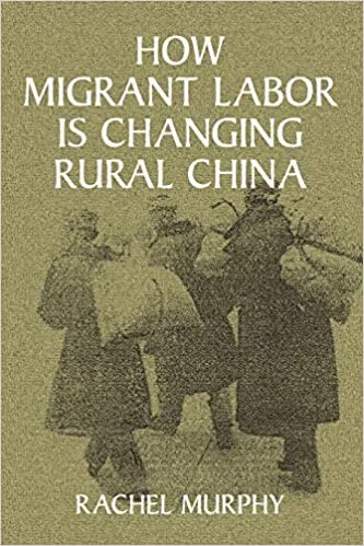 封面为橄榄绿色调,剪影图案是几位背扛行李、挑着扁担的人物向前行走,作者署名Rachel Murphy