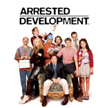 美剧海报，顶部印有剧名《ARRESTED DEVELOPMENT》，画面中一名男子坐在华丽椅子上，周围站着风格各异的一家人。