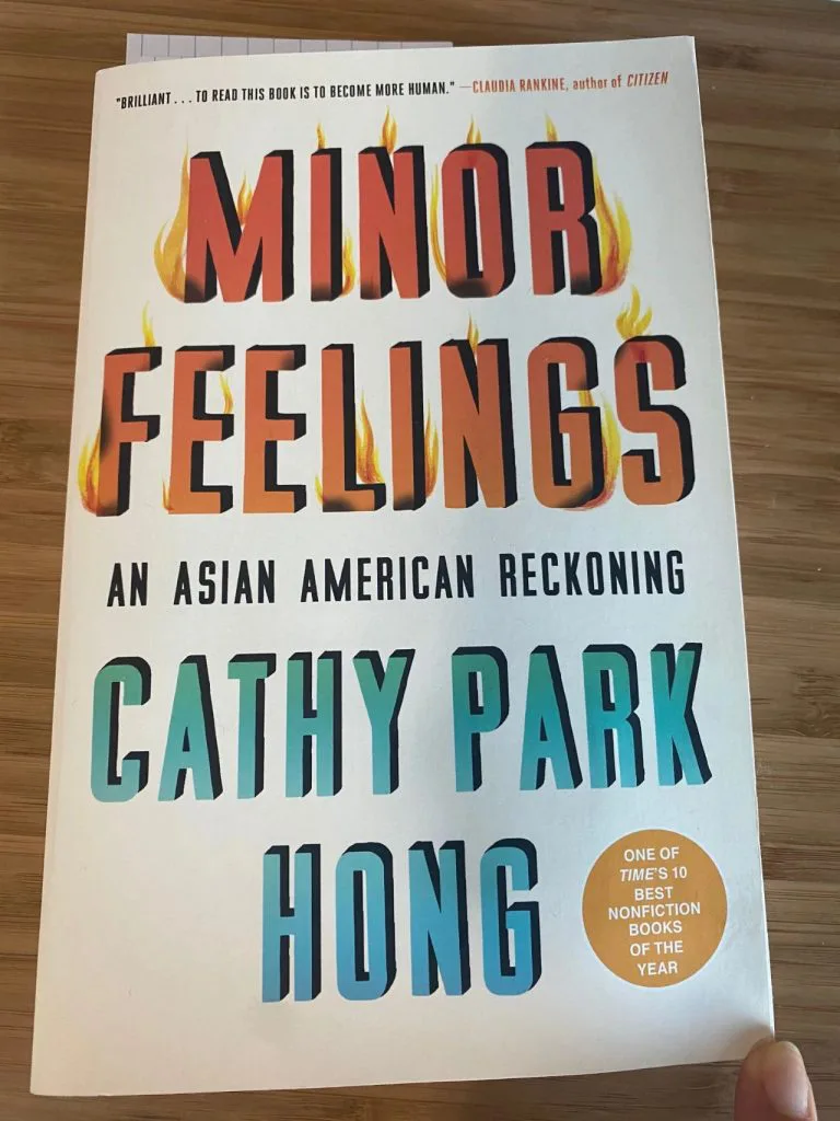 《Minor Feelings: An Asian American Reckoning》书封，作者 Cathy Park Hong，火焰状字体设计，标注为年度十佳非小说类图书之一