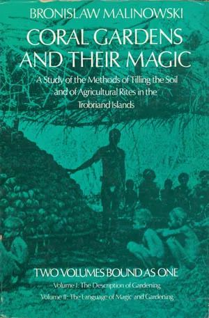 马林诺夫斯基所著《Coral Gardens and Their Magic》封面，墨绿色底配一张特罗布里恩群岛农耕园艺场景照片，标注全两卷合订