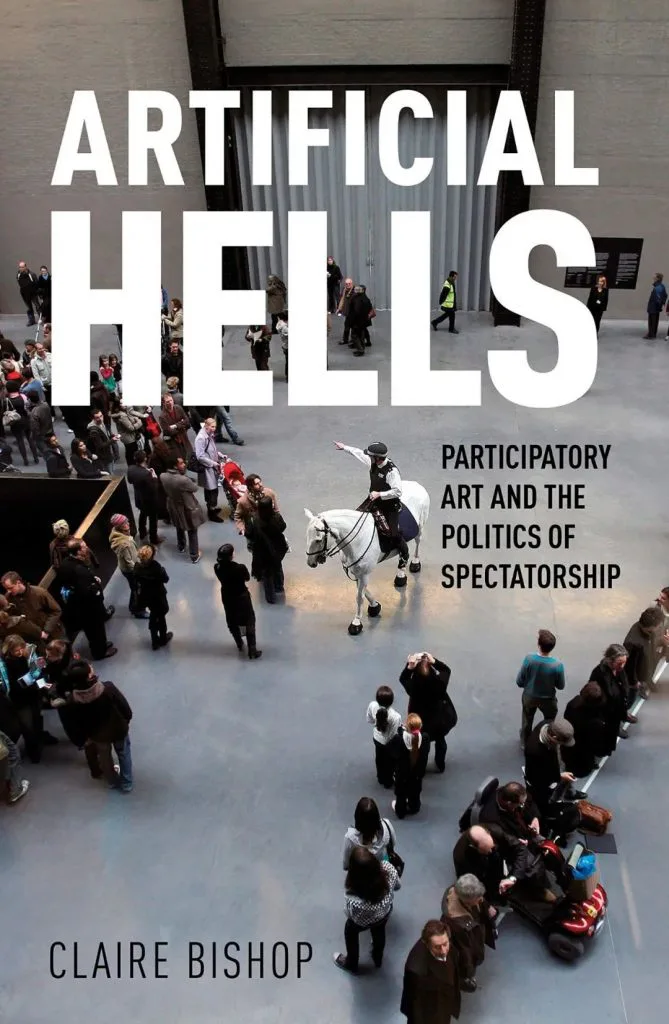 《Artificial Hells: Participatory Art and the Politics of Spectatorship》封面,俯瞰照片中展厅人群围观一名骑白马的表演者,作者克莱尔·毕晓普。