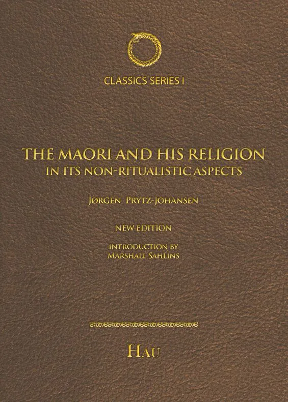 HAU Classics Series丛书《The Maori and His Religion in Its Non-Ritualistic Aspects》封面，作者Jørgen Prytz-Johansen，玛丽莲·萨林斯作序，深棕色皮革纹理背景，顶部为金色衔尾蛇标志