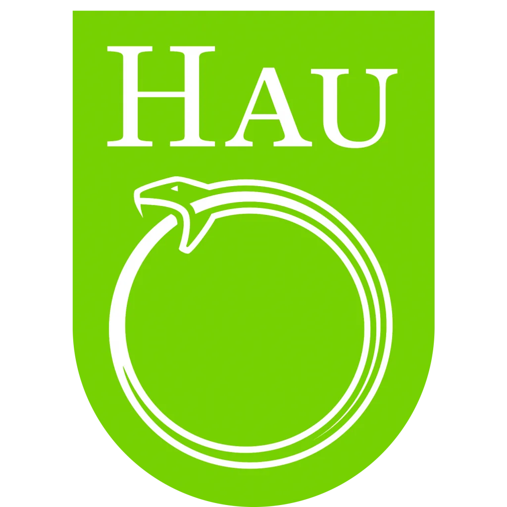 绿色盾形徽章，上部为白色衬线字体HAU，下方是一条首尾相连的白色衔尾蛇图案