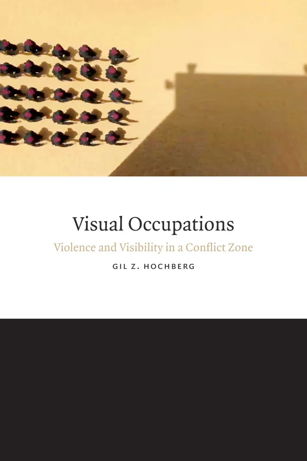 《Visual Occupations: Violence and Visibility in a Conflict Zone》,作者吉尔·霍克伯格;封面上半部分为俯拍照片,一排深色剪影状物体正朝建筑物投下的长影方向移动。