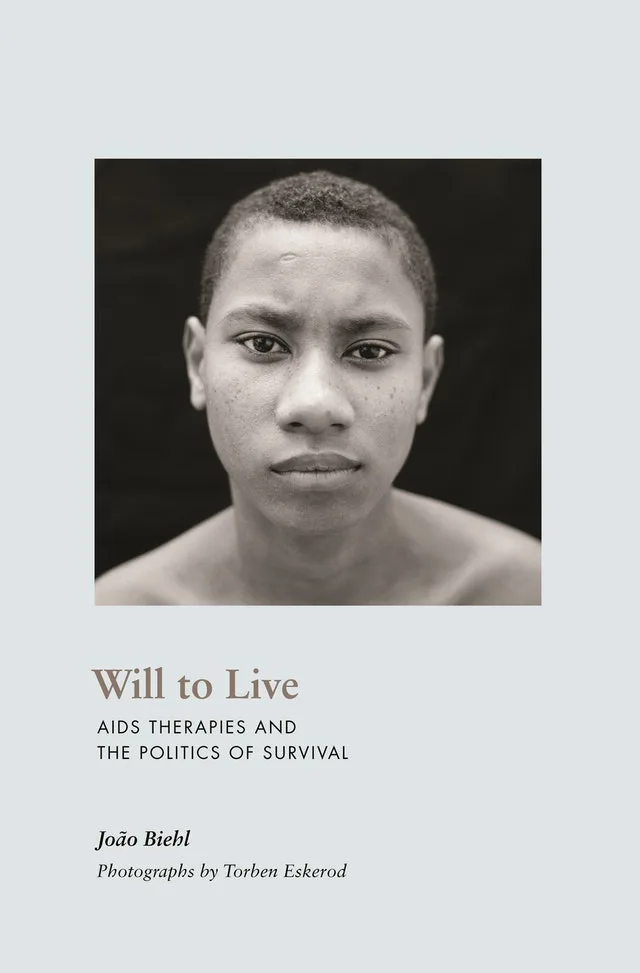 《Will to Live: AIDS Therapies and the Politics of Survival》书封,作者João Biehl,摄影Torben Eskerod,封面是一张年轻人的黑白肖像照,人物神情严肃、直视镜头