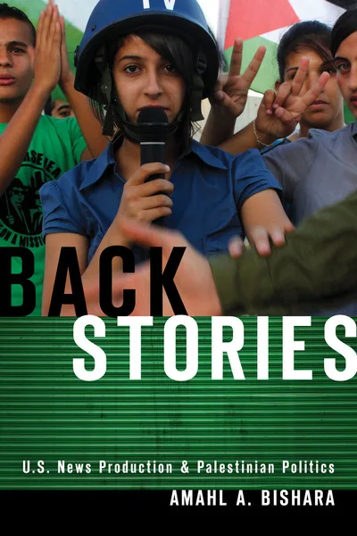 《Back Stories: U.S. News Production and Palestinian Politics》,作者阿玛尔·比沙拉;封面照片为一名戴蓝色头盔、手持话筒的女性置身人群中,周围人比出手势,背景可见巴勒斯坦旗帜一角。