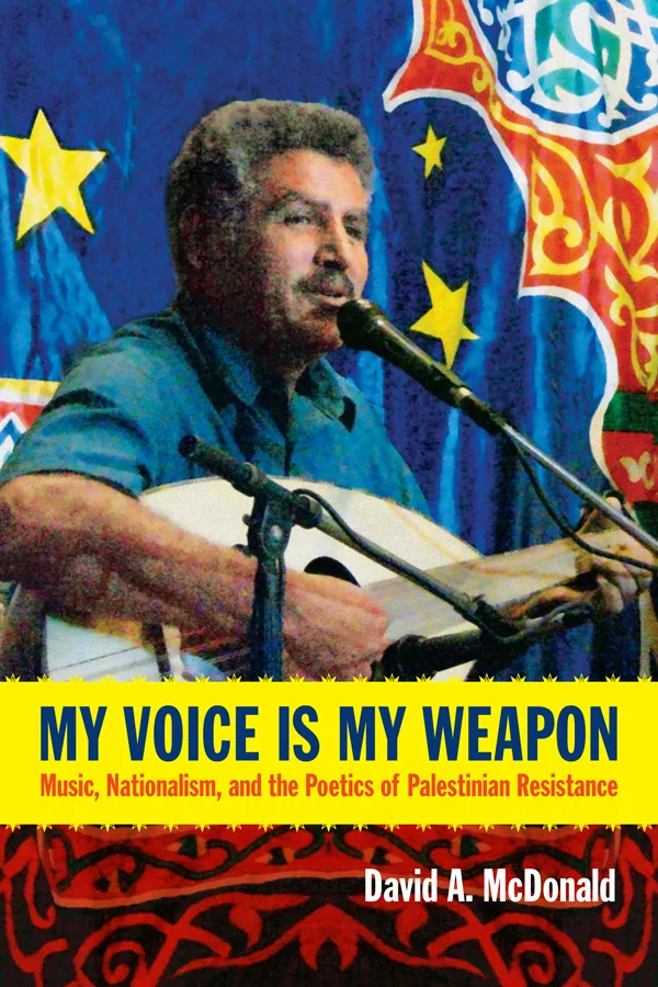 《My Voice Is My Weapon: Music, Nationalism, and the Poetics of Palestinian Resistance》,作者大卫·麦当劳;封面照片为一位男子在装饰华丽的蓝红布幔前弹奏乐器、对着话筒歌唱。