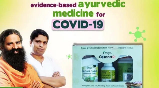广告画面顶部大字写着“evidence-based ayurvedic medicine for COVID-19”，左侧是蓄长须的兰德福与一名年轻男子，右侧展示印有“Divya CoronaKit”字样、内含多瓶药品的产品礼盒。