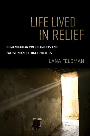 《Life Lived in Relief: Humanitarian Predicaments and Palestinian Refugee Politics》,作者伊拉娜·费尔德曼;封面照片为昏暗室内,一束光从门缝照入,地面放着一只水壶。