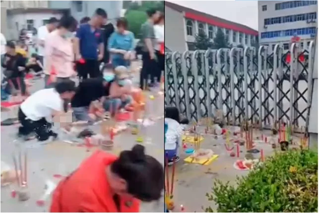 左图是家长们在街边跪地烧香、摆放贡品,右图是学校铁门外地面上插着的成排蜡烛与香烛残迹,铁门上系着红布条。