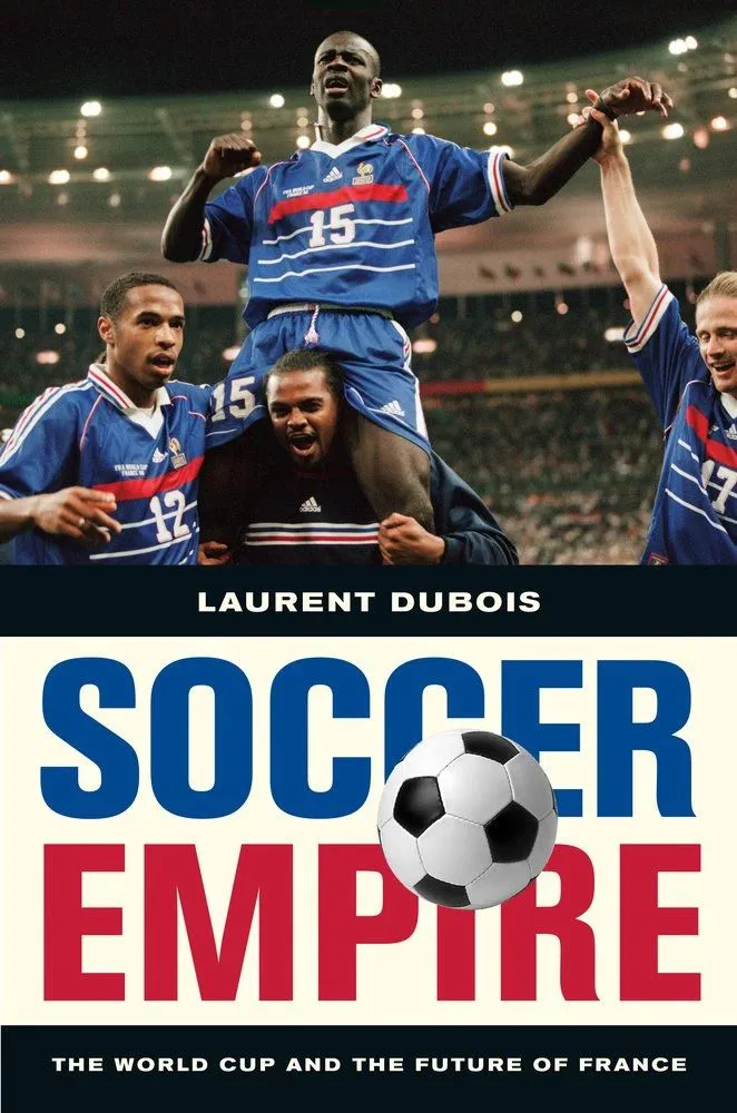 书封《Soccer Empire: The World Cup and the Future of France》,Laurent Dubois著,上方照片是身穿法国队球衣的球员庆祝进球,图拉姆将队友扛在肩上