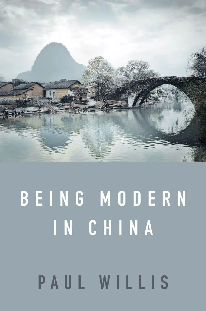 《Being Modern in China》封面,作者Paul Willis,上半部是江南水乡的风景照——石拱桥、河边村舍与远处的喀斯特山峰。
