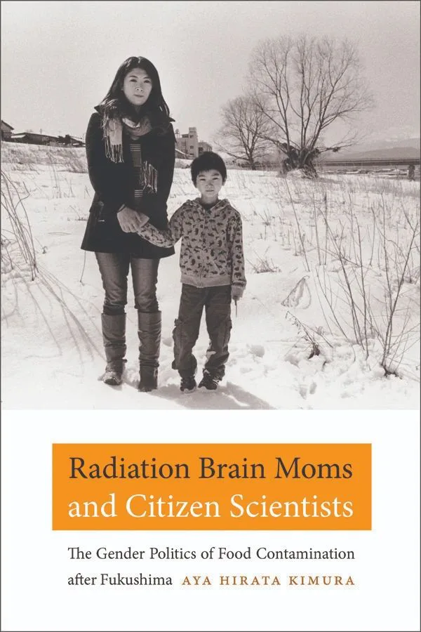 黑白照片：一位母亲牵着孩子站在雪地里，下方橙底印书名《Radiation Brain Moms and Citizen Scientists》与作者 Aya Hirata Kimura。