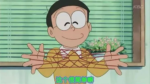 动画截图,大雄戴着眼镜微笑,双手撑起复杂的红色翻花绳造型,身后窗边摆着一盆花,画面下方字幕写着“这个很简单嘛”。